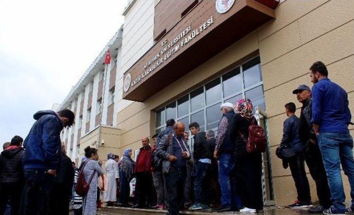 Çocuklarını Yağmur Altında Beklediler G2