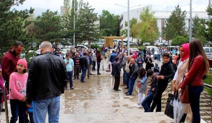 Çocuklarını Yağmur Altında Beklediler G3