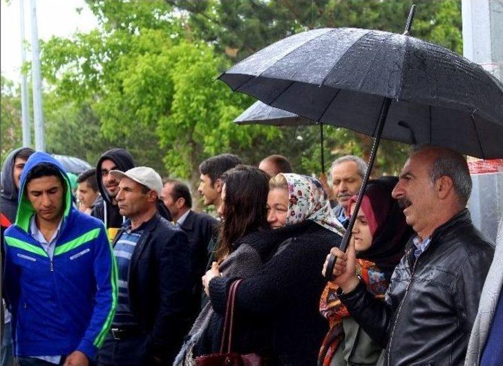 Çocuklarını Yağmur Altında Beklediler G4