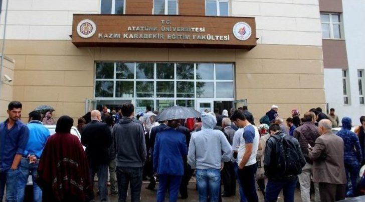 Çocuklarını Yağmur Altında Beklediler G5