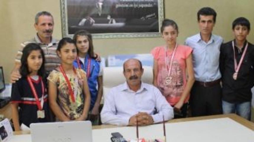 Siirtli Kızlar G&uuml;reşte T&uuml;rkiye Birincisi Oldu