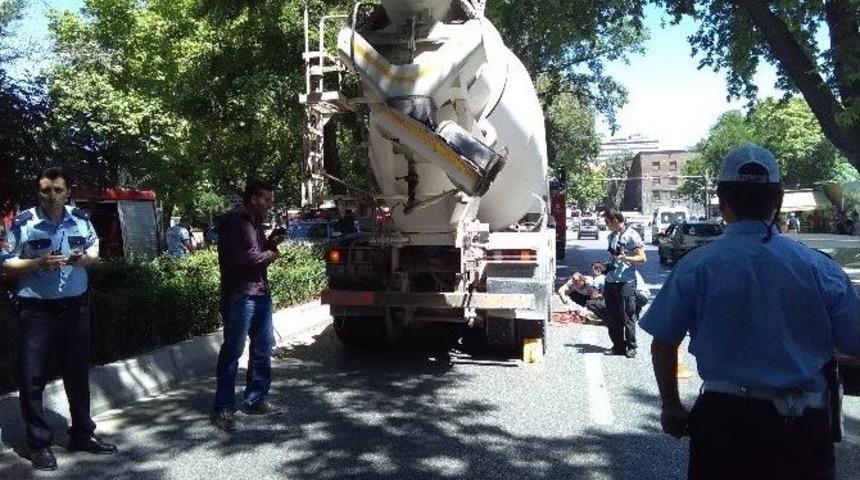 Ankara&rsquo;da Beton Mikserinin Altında Kalan Kadın Hayatını Kaybetti