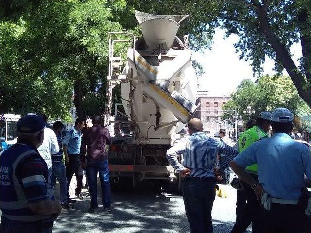 Ankara’da Beton Mikserinin Altında Kalan Kadın Hayatını Kaybetti