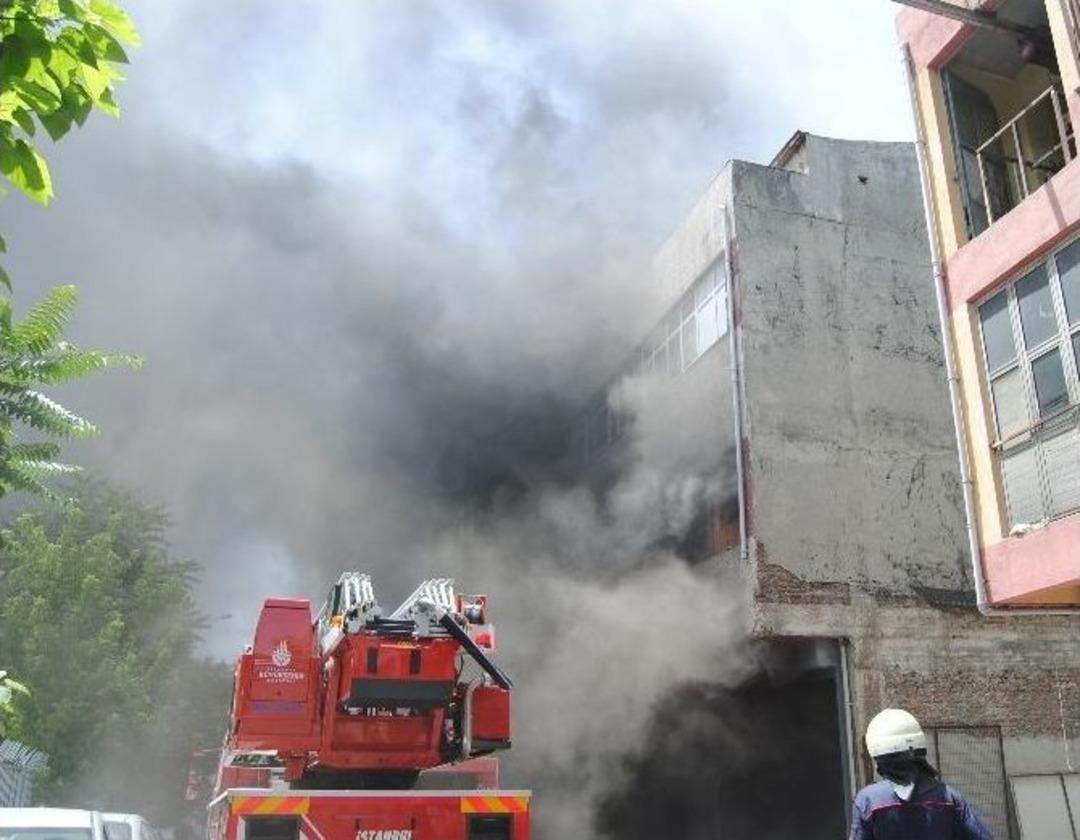 Plastik At&ouml;lyesinde Korkutan Yangın