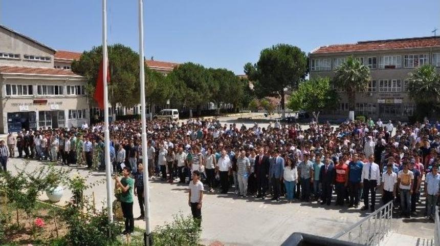 Başarılı &Ouml;ğrencilere Tatil Kuponlu Karne Verildi