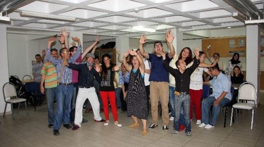 Engelli Gen&ccedil;lerin Tiyatro Coşkusu