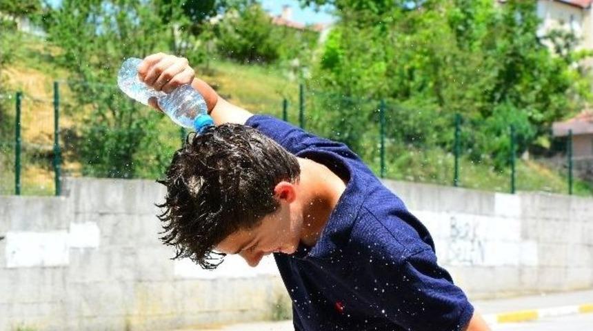 &Ccedil;ocuklar Serinlemek İ&ccedil;in Su Savaşı Yaptı
