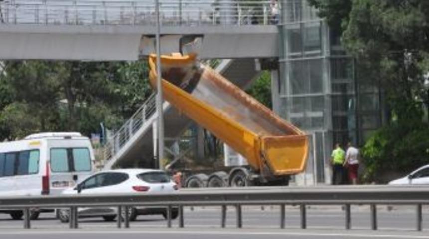(&ouml;zel Haber) Seyir Halindeki Kamyonun Dorsesi &Uuml;st Ge&ccedil;itte Asılı Kaldı