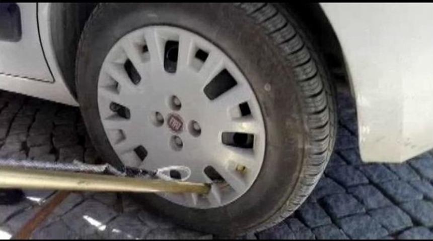 Aracın Tekerleğine Giren Yılanı Esnaf &Ccedil;ıkarttı