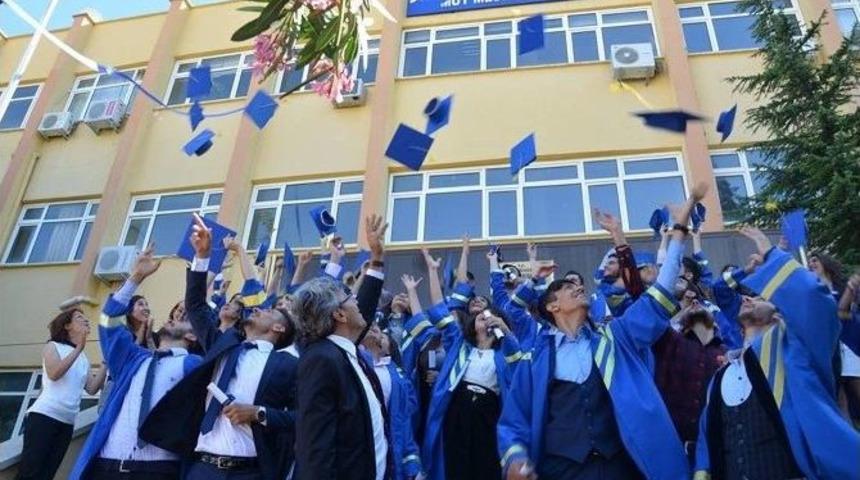 Mut Meslek Y&uuml;ksekokulu&rsquo;nda Mezuniyet Sevinci