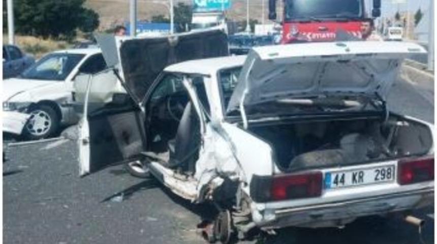 Malatya&rsquo;da Zincirleme Kaza: 1 Yaralı