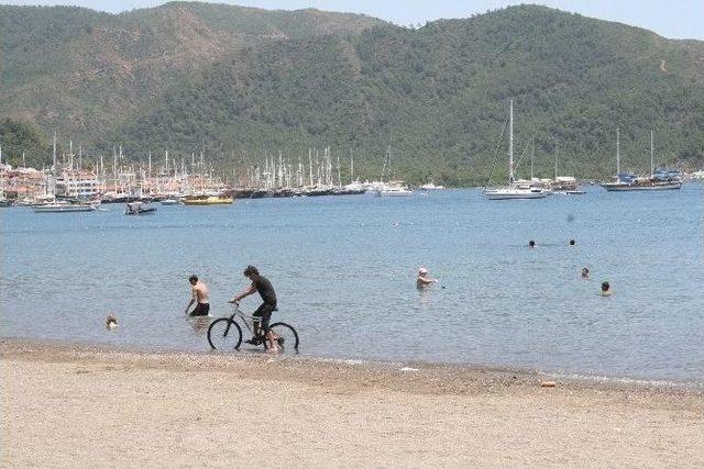 Marmaris’te 42 Dece Sıcaklık Sahilleri Doldurdu