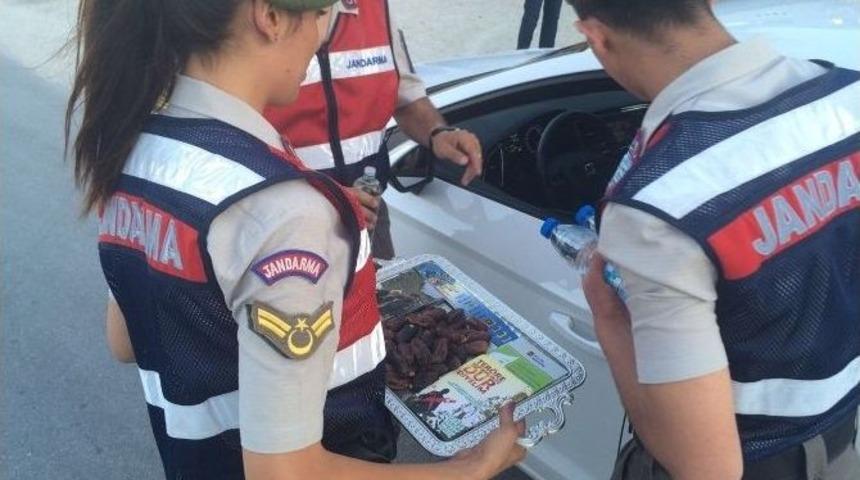 Mut&rsquo;ta Jandarmadan S&uuml;r&uuml;c&uuml;lere İftarlık İkramı