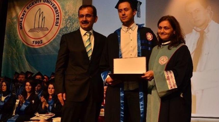 Mezuniyet Belgesini Babasının Elinden Aldı