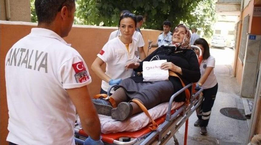 Yaşlı Kadına Evinin &Ouml;n&uuml;nde Gasp Ve Darp