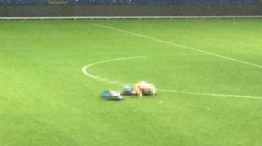 Sahanın ortasında seks yaptılar