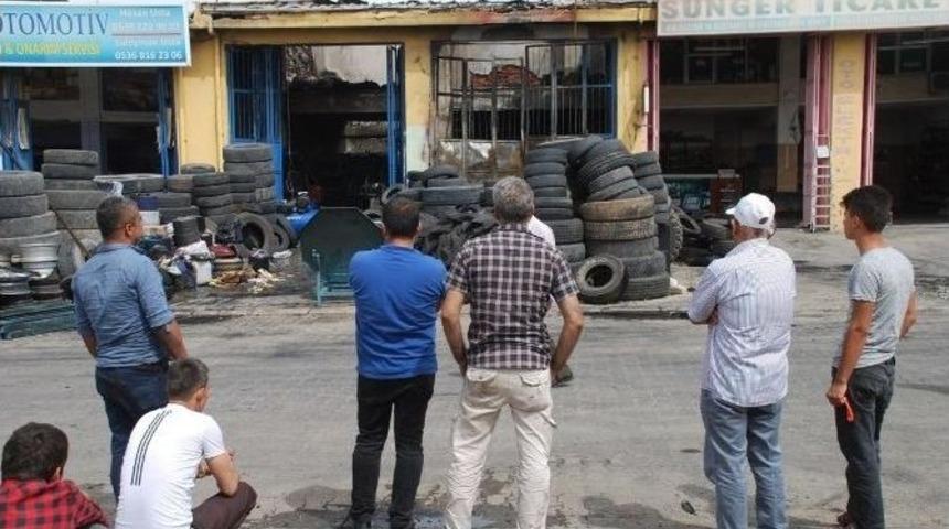 Yangın İş Yerini K&uuml;le &Ccedil;evirdi