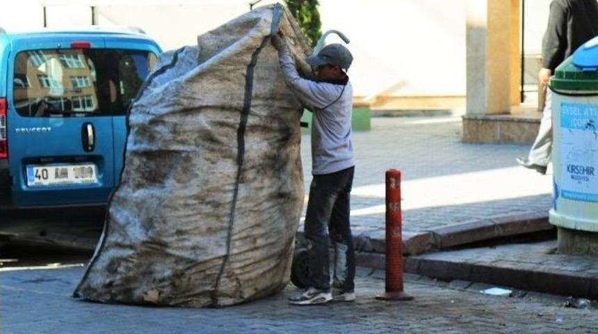 Boyunu Aşan Hurda Arabası İle Ekmek Parası Kazanıyor
