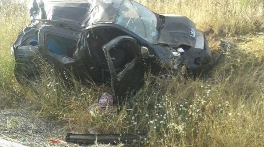 Hafif Ticari Ara&ccedil; Takla Attı, Faciadan D&ouml;n&uuml;ld&uuml;: 2 Yaralı