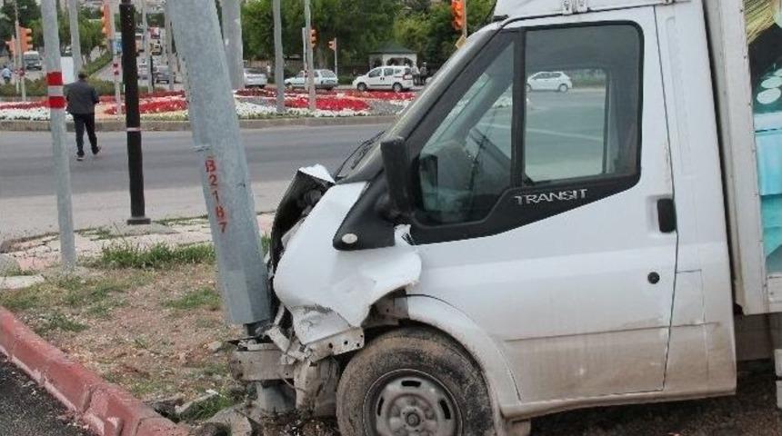 Kamyonet İle Otomobil &Ccedil;arpıştı: 6 Yaralı