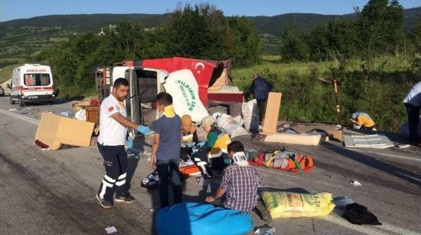 Kargı&rsquo;da Kamyon Devrildi: 4 Yaralı