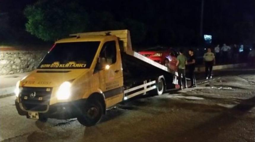 Kaldırıma &Ccedil;ıkan Otomobil Devrildi: 2 Yaralı