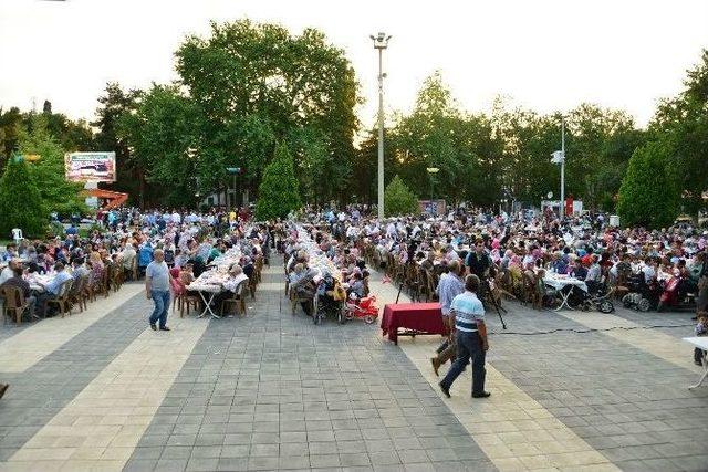 8 Bin Erbaalı Aynı Sofrada Oruçlarını Açtı