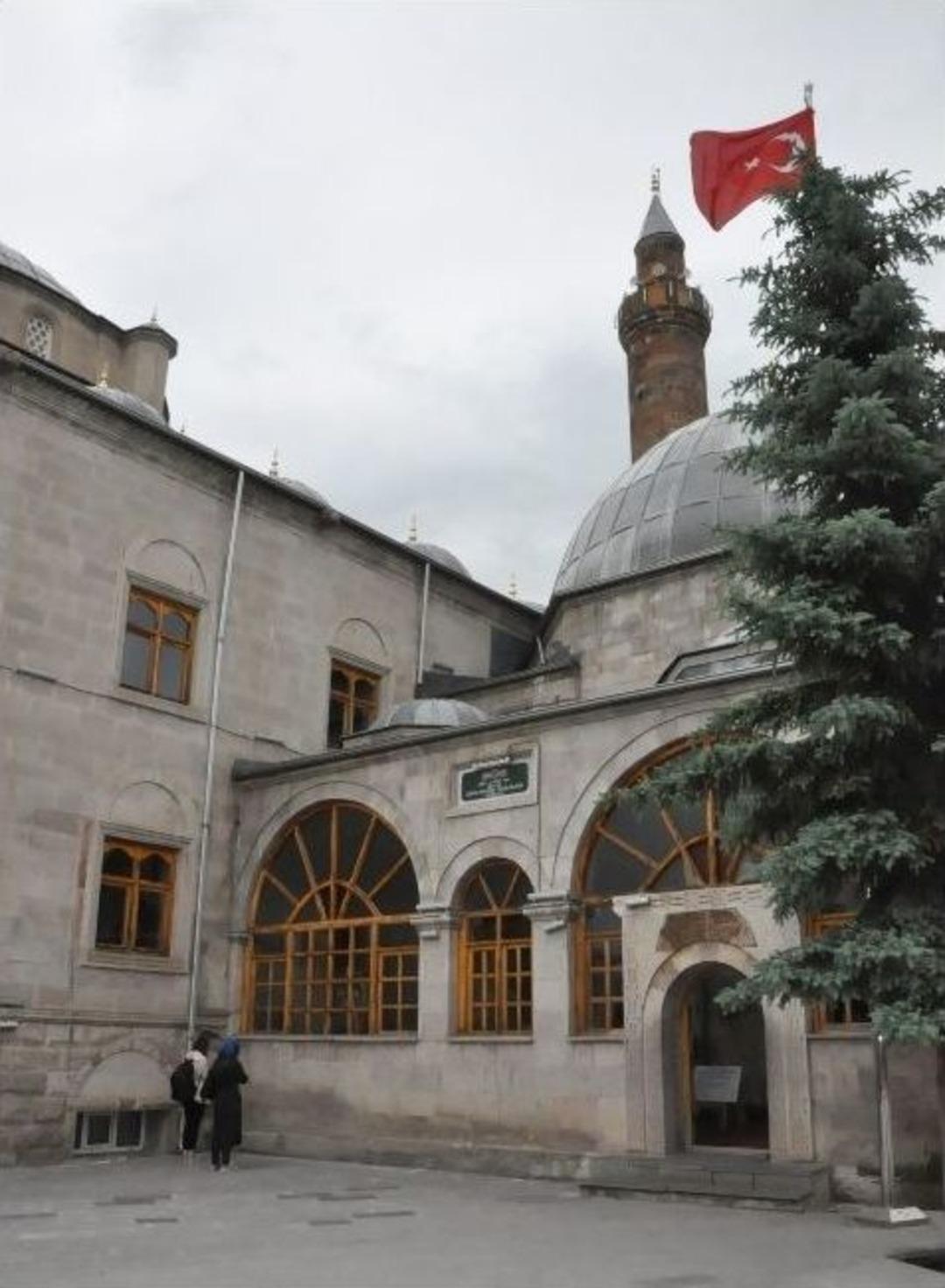 Ebu&rsquo;l Hasan-ı Harkani T&uuml;rbesi Ramazan&rsquo;da Ziyaret&ccedil;i Akınına Uğruyor