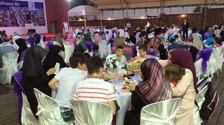 D&uuml;nya Yetimleri İftarda Bir Araya Geldi