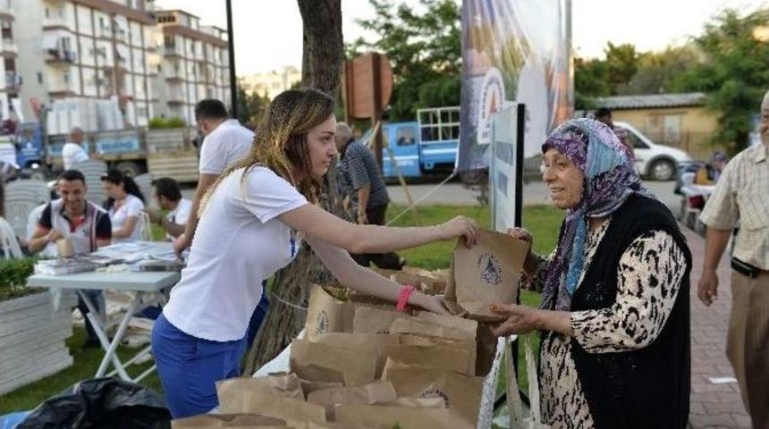 Muratpaşa Belediyesi&rsquo;nden &Ccedil;i&ccedil;ek Hediyesi