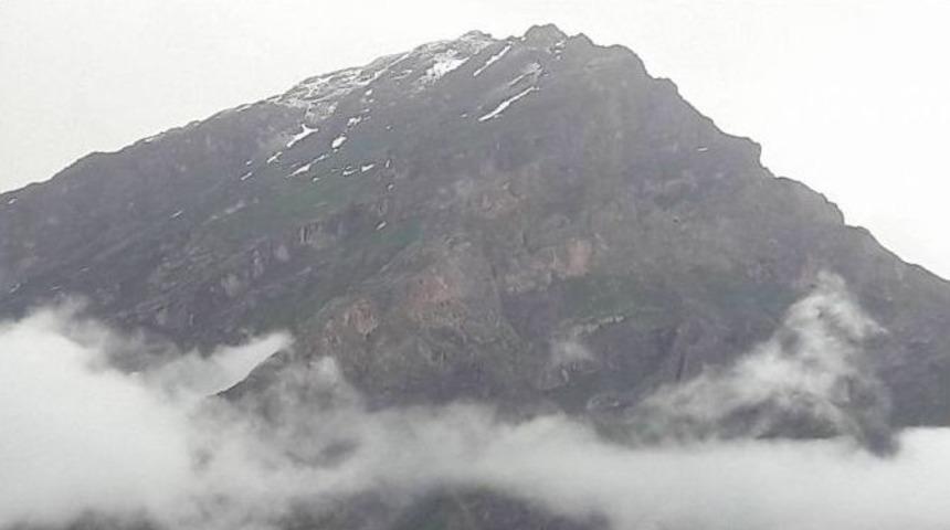 Haziran Ayında Hakkari S&uuml;mb&uuml;l Dağına Kar Yağdı