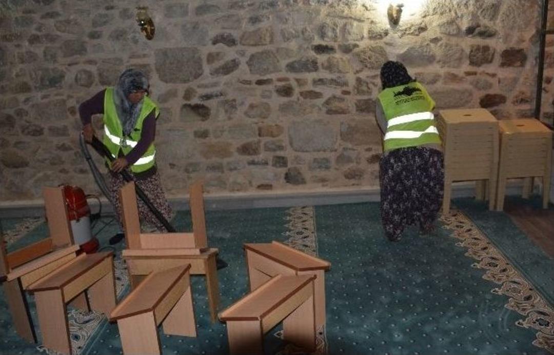 Seyitgazi&rsquo;de İbadethanelere Detaylı Temizlik