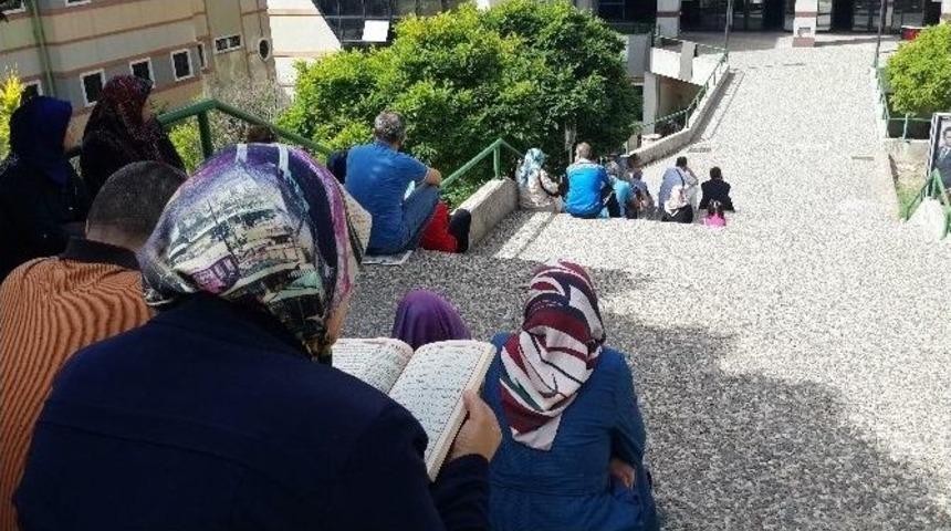 Lys&rsquo;ye Giren &Ouml;ğrenciler Salonda, Veliler Dışarıda Ter D&ouml;kt&uuml;