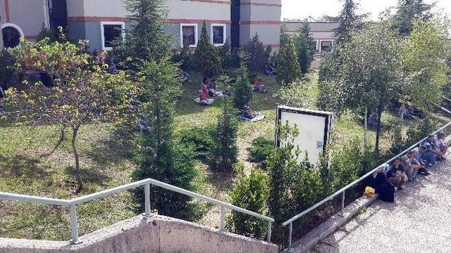 Lys’ye Giren Öğrenciler Salonda, Veliler Dışarıda Ter Döktü