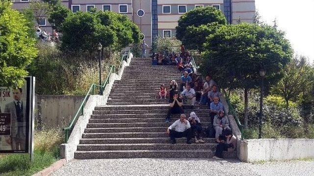 Lys’ye Giren Öğrenciler Salonda, Veliler Dışarıda Ter Döktü