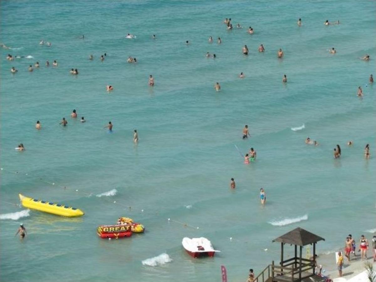Rahatlamak İ&ccedil;in &Ccedil;eşme&rsquo;nin Serin Sularını Tercih Ettiler