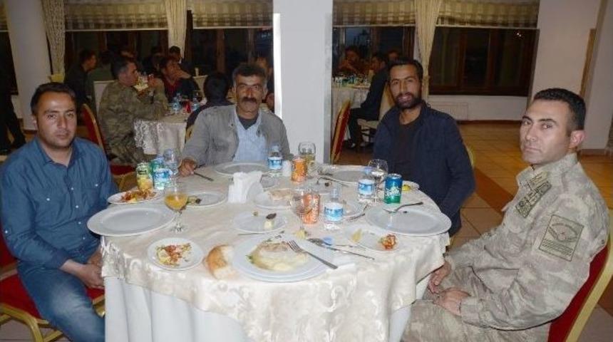 Sarıkamış Kaymakamı Karaman, Köy Korucularıyla İftar Yemeğinde Buluştu