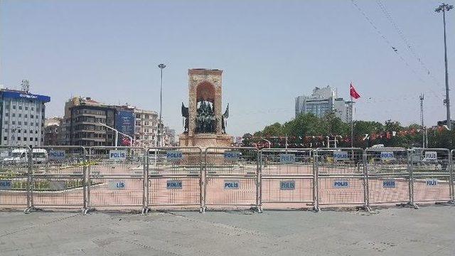 Taksim Meydanı Bariyerlerle Kapatıldı