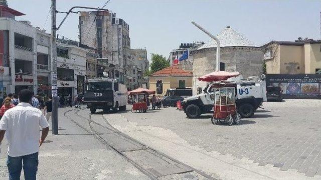 Taksim Meydanı Bariyerlerle Kapatıldı