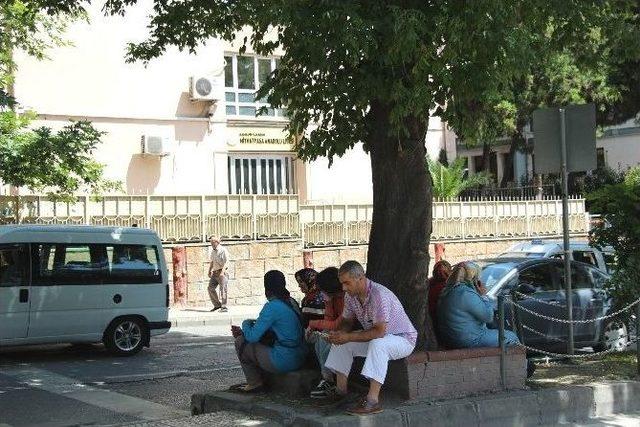 Lys’de Çocuklarını Bekleyen Babaların 