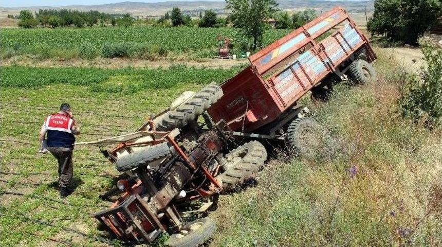 Tarlaya Giden Suriyelilerin Trakt&ouml;r&uuml; Devrildi : 3 Yaralı