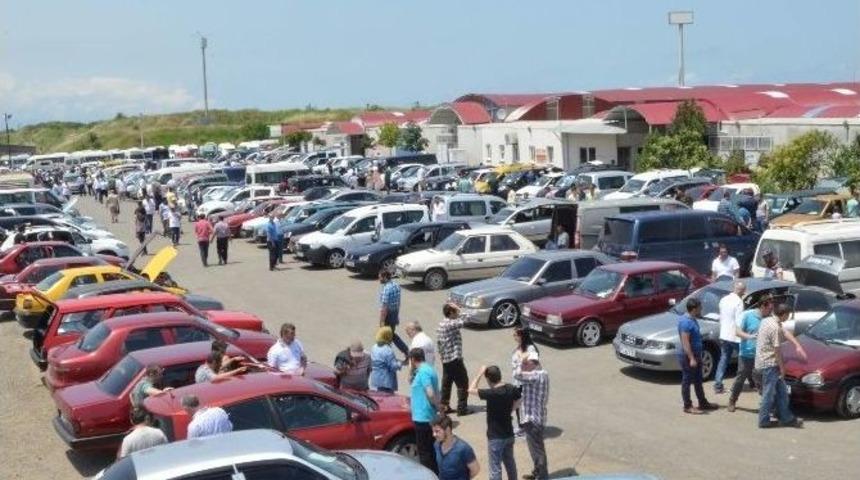 Ramazan Ayı Ve Aşırı Sıcağa Rağmen Araba Pazarı Hareketli