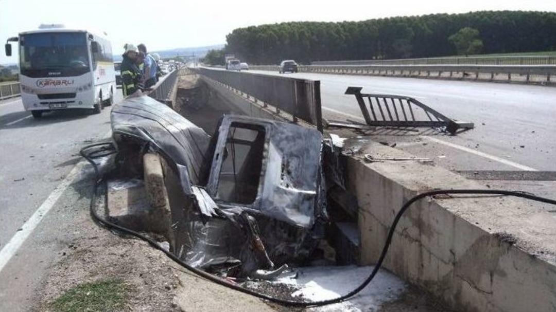 Menfeze D&uuml;şen Minib&uuml;steki 2 Kişi Yanarak Can Verdi, 3 Kişi Ağır Yaralı