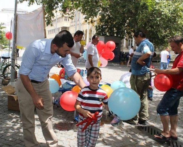 ’çocuksuz Babalar’, Başka Çocuklara Hediye Dağıttı