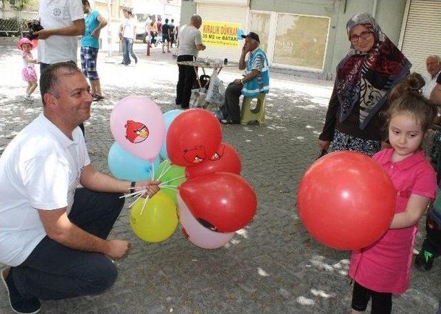 ’çocuksuz Babalar’, Başka Çocuklara Hediye Dağıttı