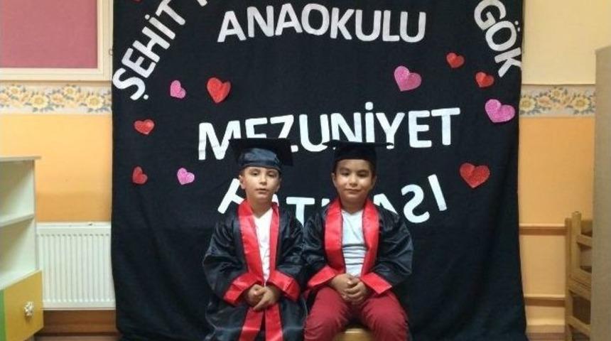 Minik &Ouml;ğrencilerin İlk Mezuniyet Sevinci