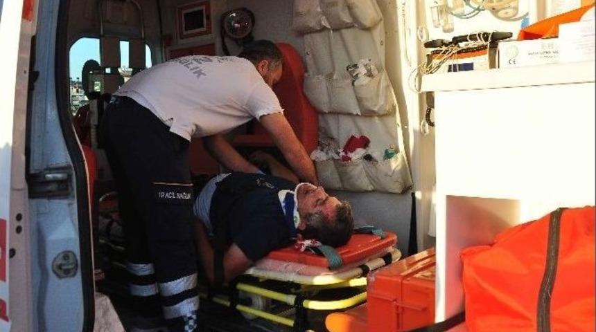 Antalya&rsquo;da Otomobil İle Motosiklet &Ccedil;arpıştı: 2 Yaralı