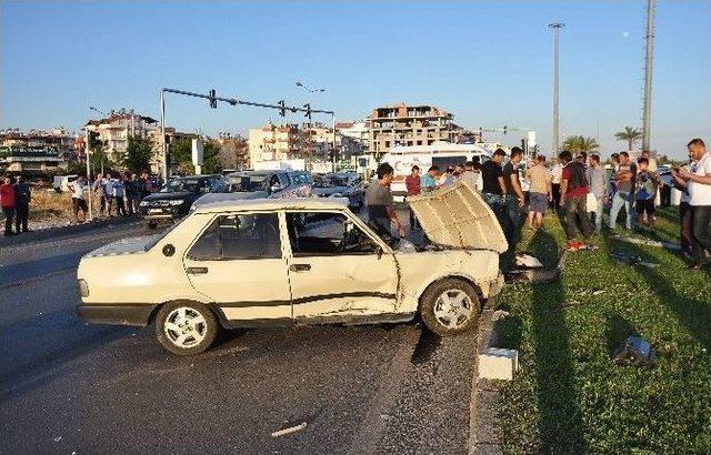 Antalya’da Otomobil İle Motosiklet Çarpıştı: 2 Yaralı