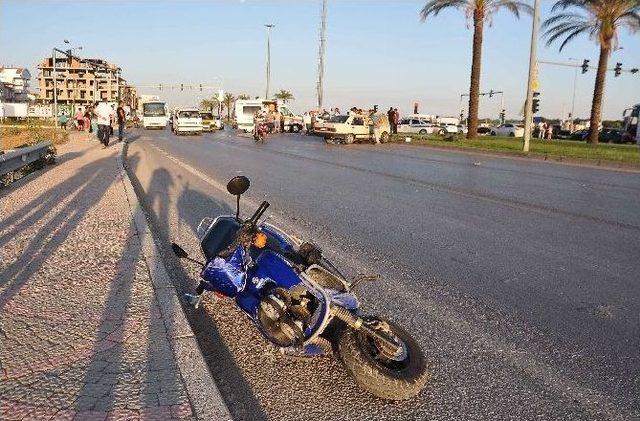 Antalya’da Otomobil İle Motosiklet Çarpıştı: 2 Yaralı