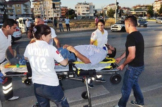 Antalya’da Otomobil İle Motosiklet Çarpıştı: 2 Yaralı